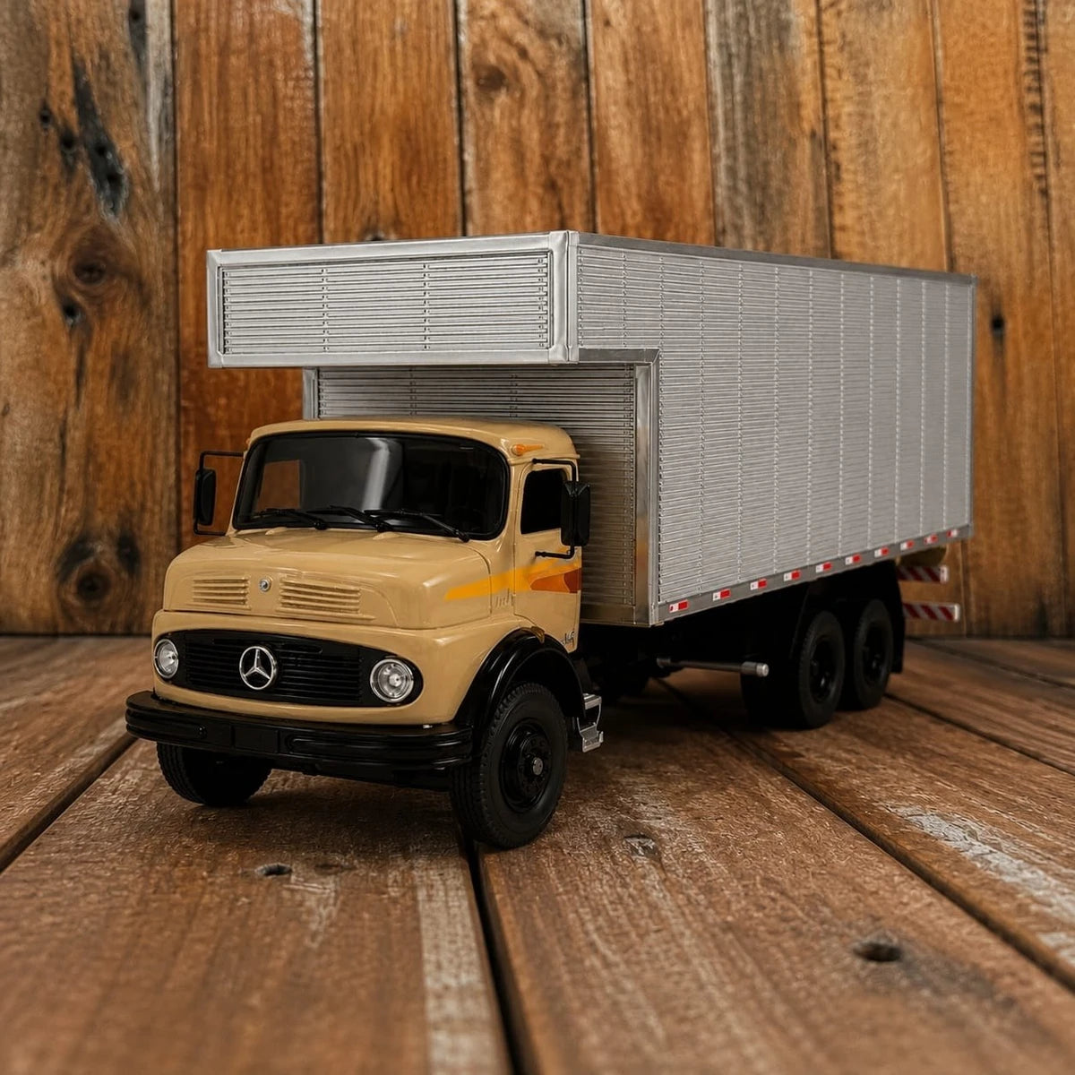 Miniatura Mercedes-Benz 710 Baú Escala 1/24 (Colecionador)
