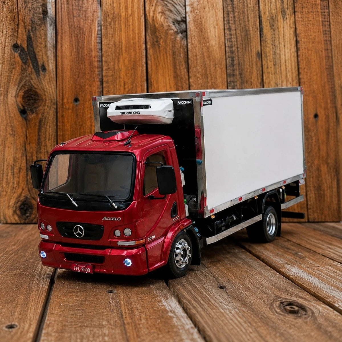 Mercedes-Benz Accelo 1016 + baú refrigerado Escala 1/24 (Controle Remoto)