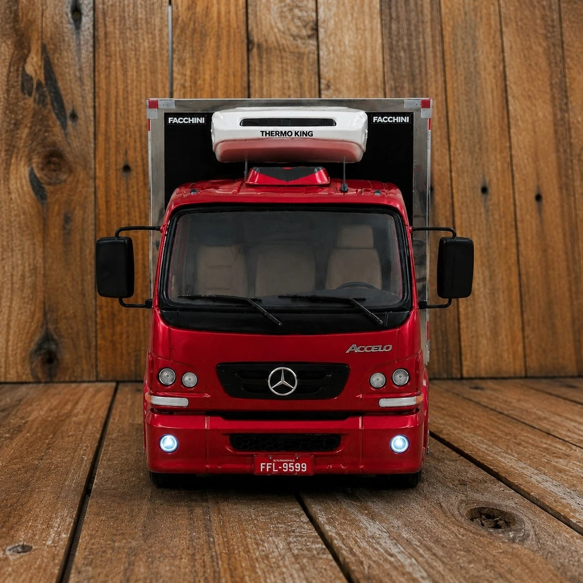 Mercedes-Benz Accelo 1016 + baú refrigerado Escala 1/24 (Controle Remoto)