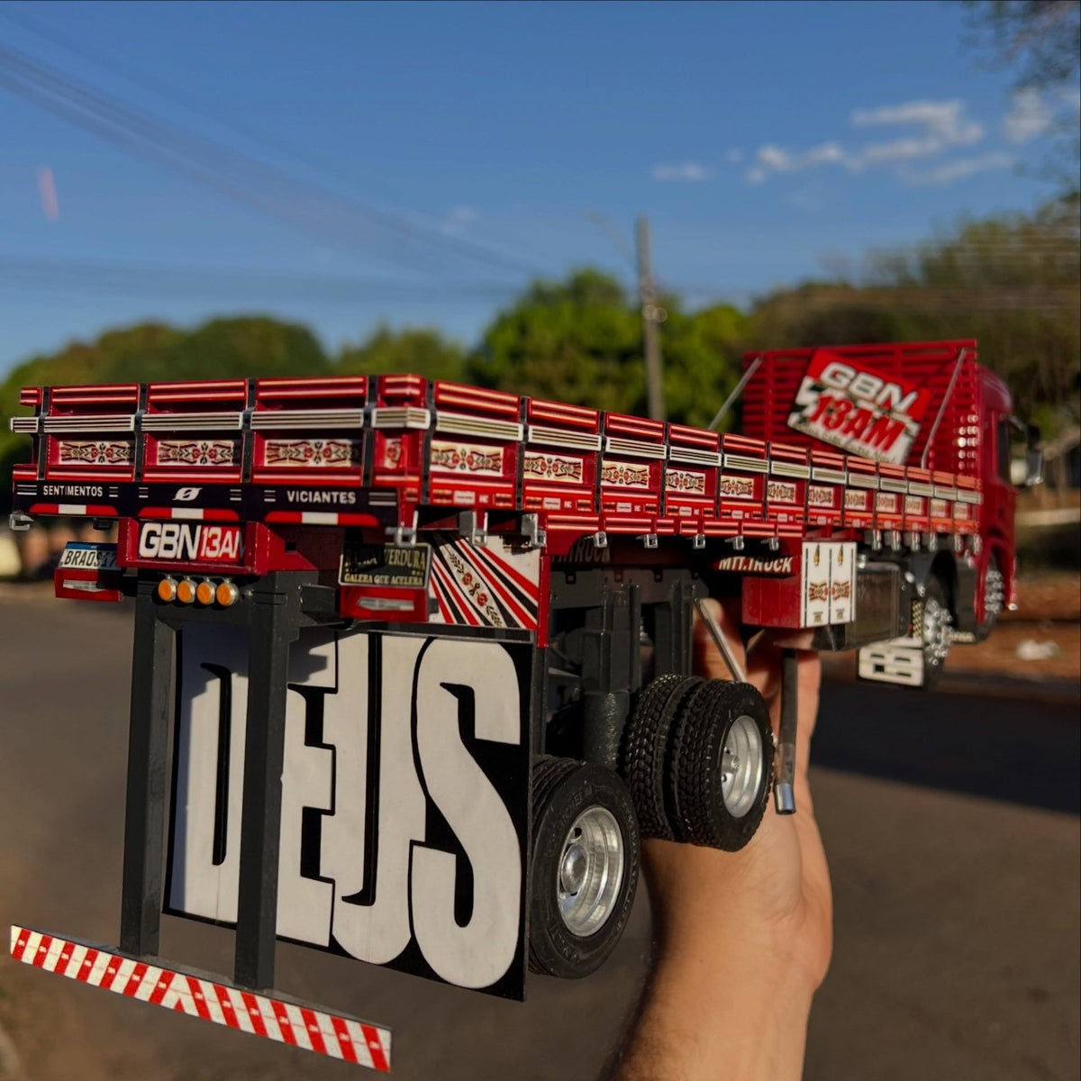 Scania P-Series Bitruck Vermelho Arqueado – Escala 1/24