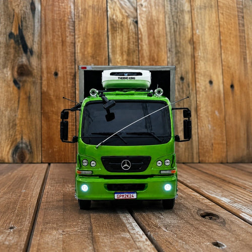 Mercedes-Benz Accelo + baú refrigerado Escala 1/24 (Controle Remoto)