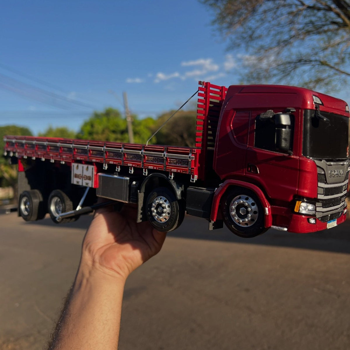 Scania P-Series Bitruck Vermelho Arqueado – Escala 1/24