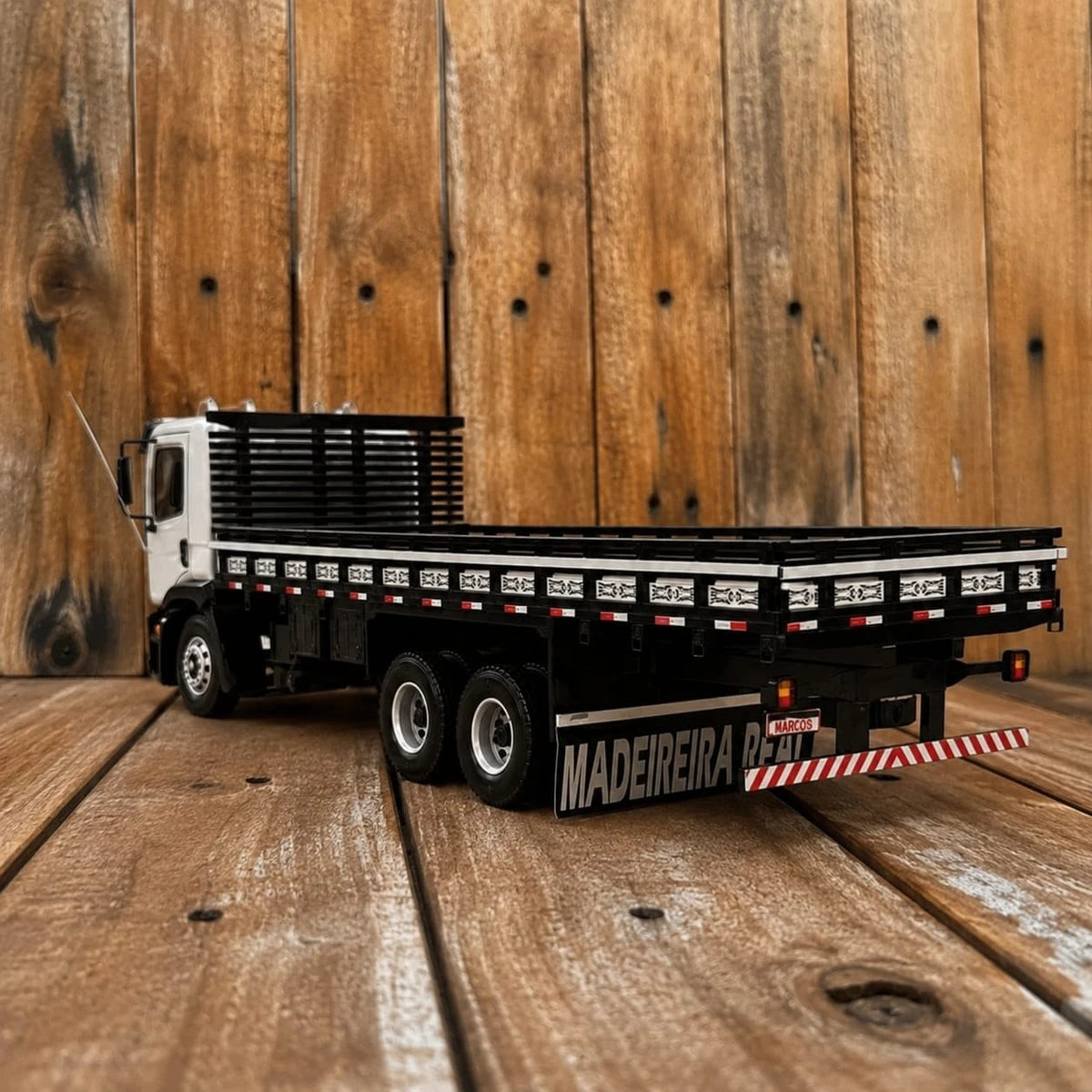 Miniatura Volkswagen Constellation Truck Escala 1/24 (Colecionador)