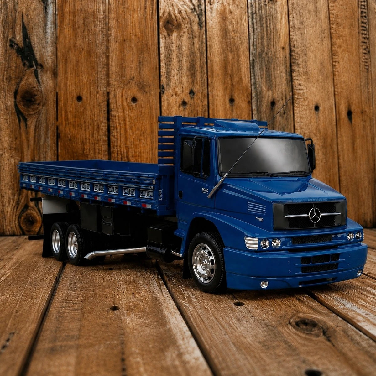 Mercedes-Benz L1620 Escala 1/24 (Controle Remoto)