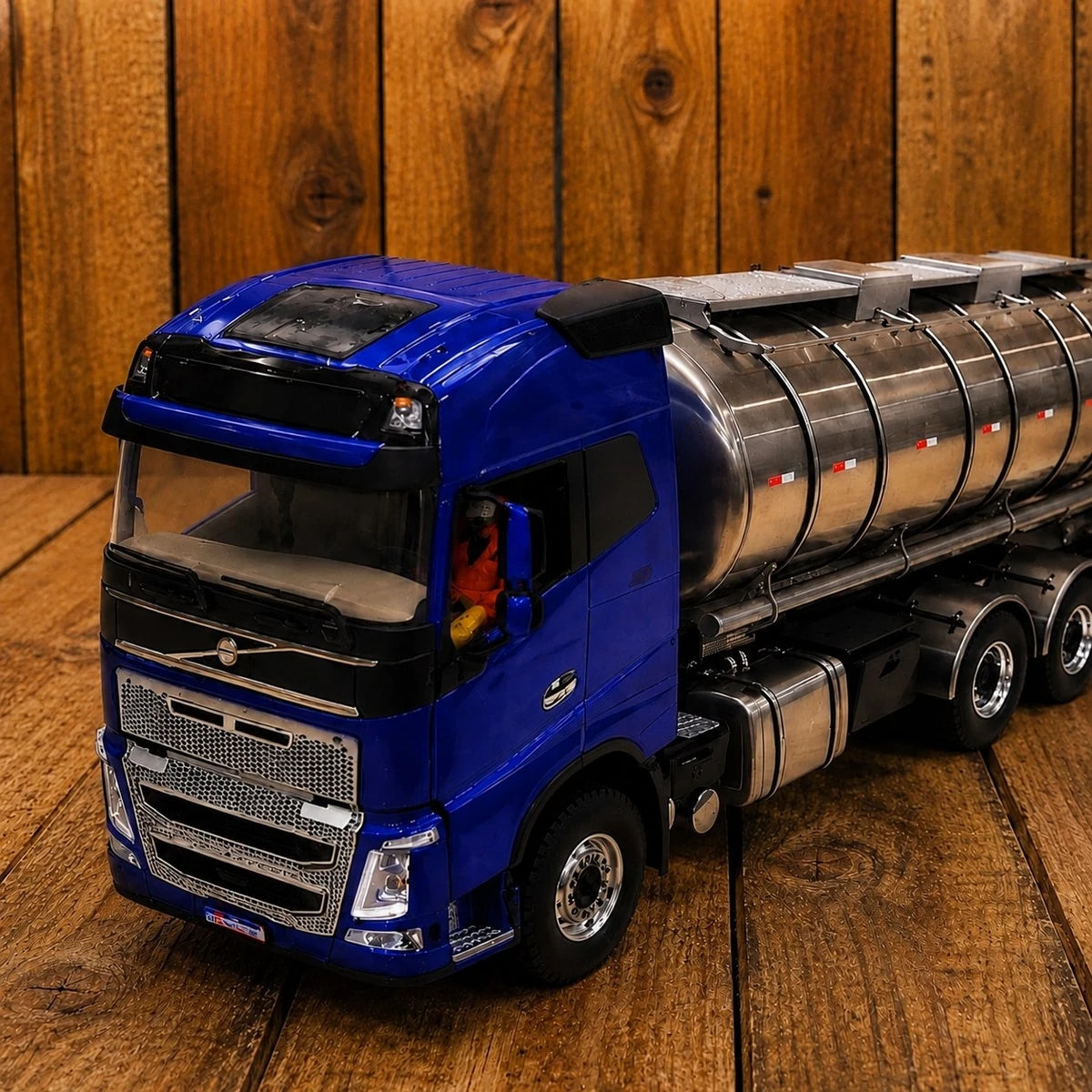 Volvo FH azul + carreta tanque Escala 1/24 (Controle Remoto)
