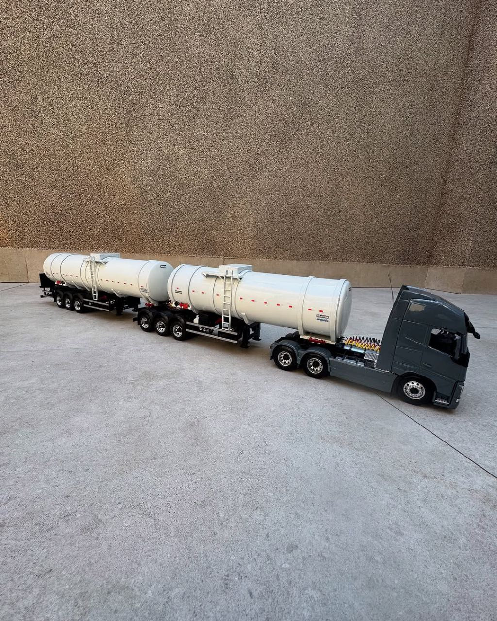 Miniatura Volvo FH Globetrotter com Carreta Tanque Duplo (Escala 1/24)