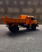 Miniatura Mercedes-Benz 1113 Basculante Laranja – Escala 1/24