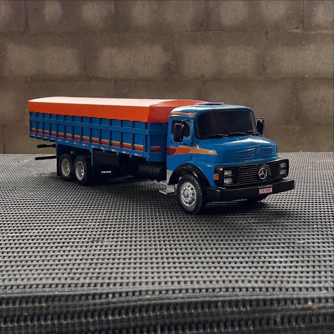 Miniatura Mercedes-Benz 1313 Graneleiro Azul – Escala 1/24