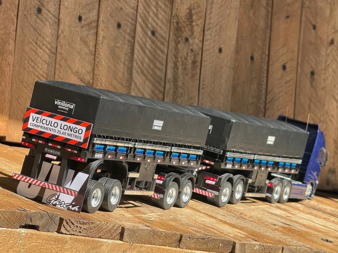 Volvo FH Globetrotter Azul Metálico + Carreta Dupla RC 1/14 - (Controle Remoto)